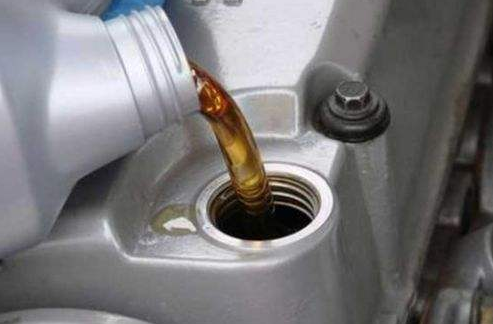 汽车机油多久换一次 汽车多少公里换机油 汽车多久换机油