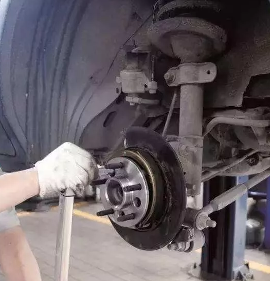 汽车外围的部件多长时间给加一次润滑油合适？